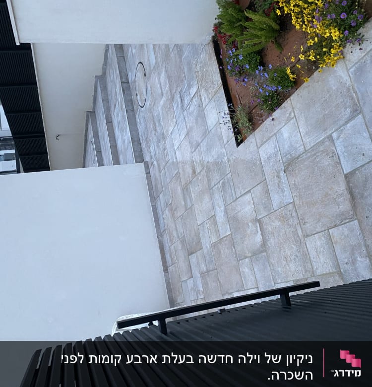 רצפה נקייה עם פרחים בצד